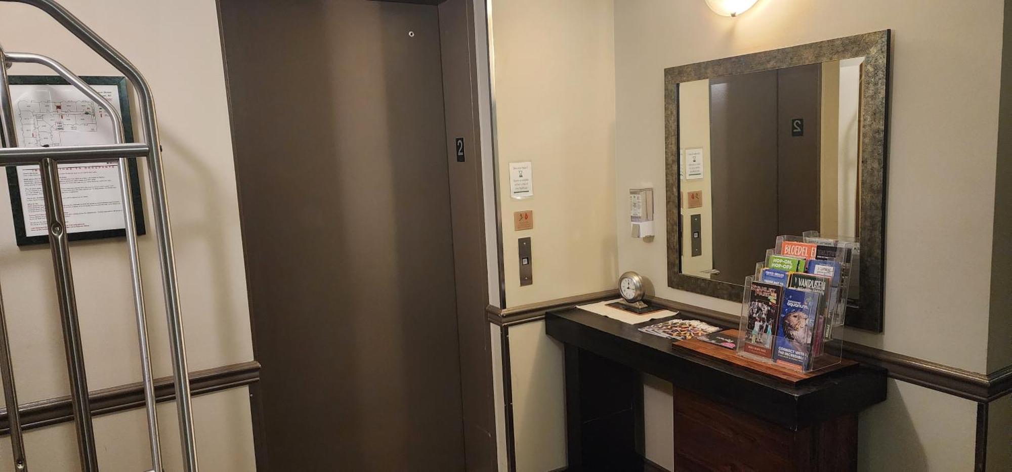 Times Square Suites Hotel แวนคูเวอร์ ภายนอก รูปภาพ